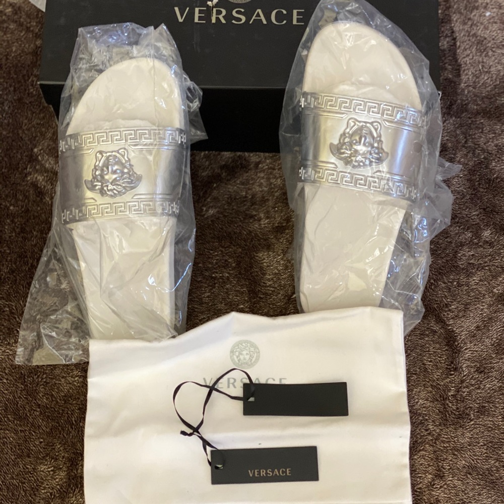 GORGEOUS VERSACE MEDUSA SLIDES - Picture 8 of 8